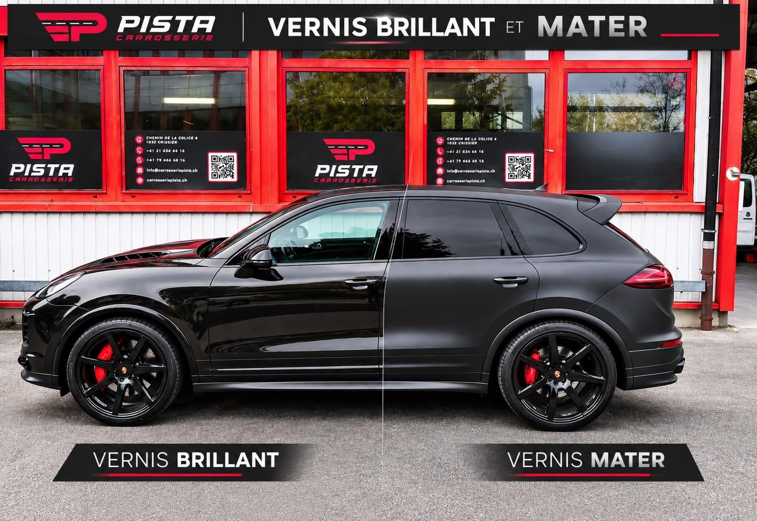 Même SUV noir présenté moitié en vernis brillant, moitié en finition mate, devant l'atelier de Carrosserie Pista