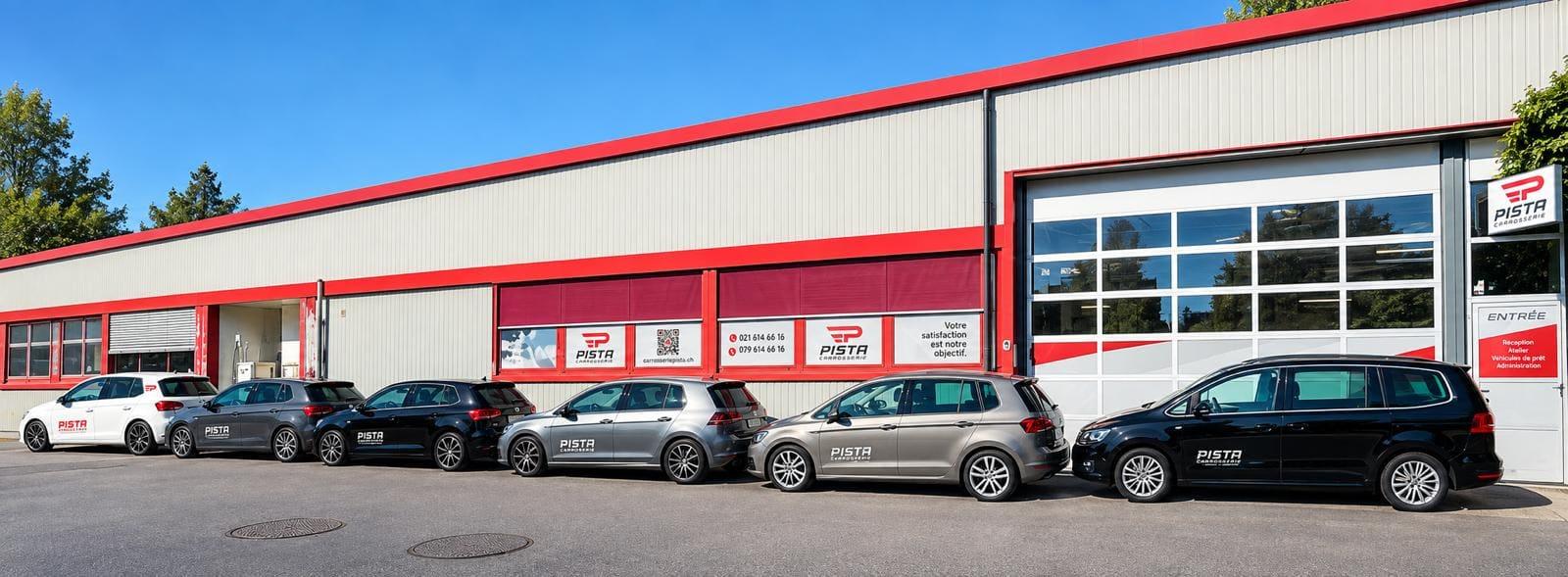 Gamme de véhicules de remplacement de Carrosserie Pista alignés devant l'atelier à Crissier