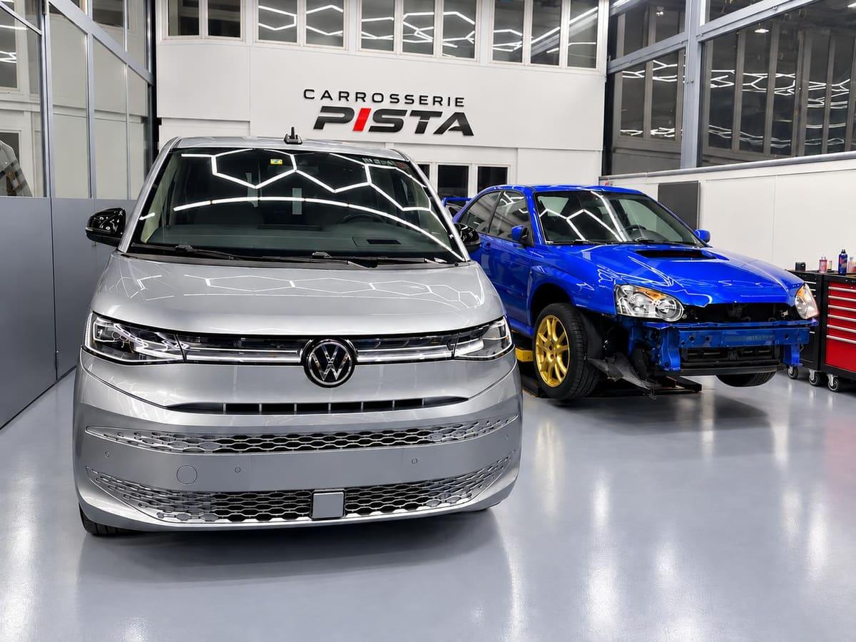 Véhicules en cours de remise en état dans l'atelier de Carrosserie Pista