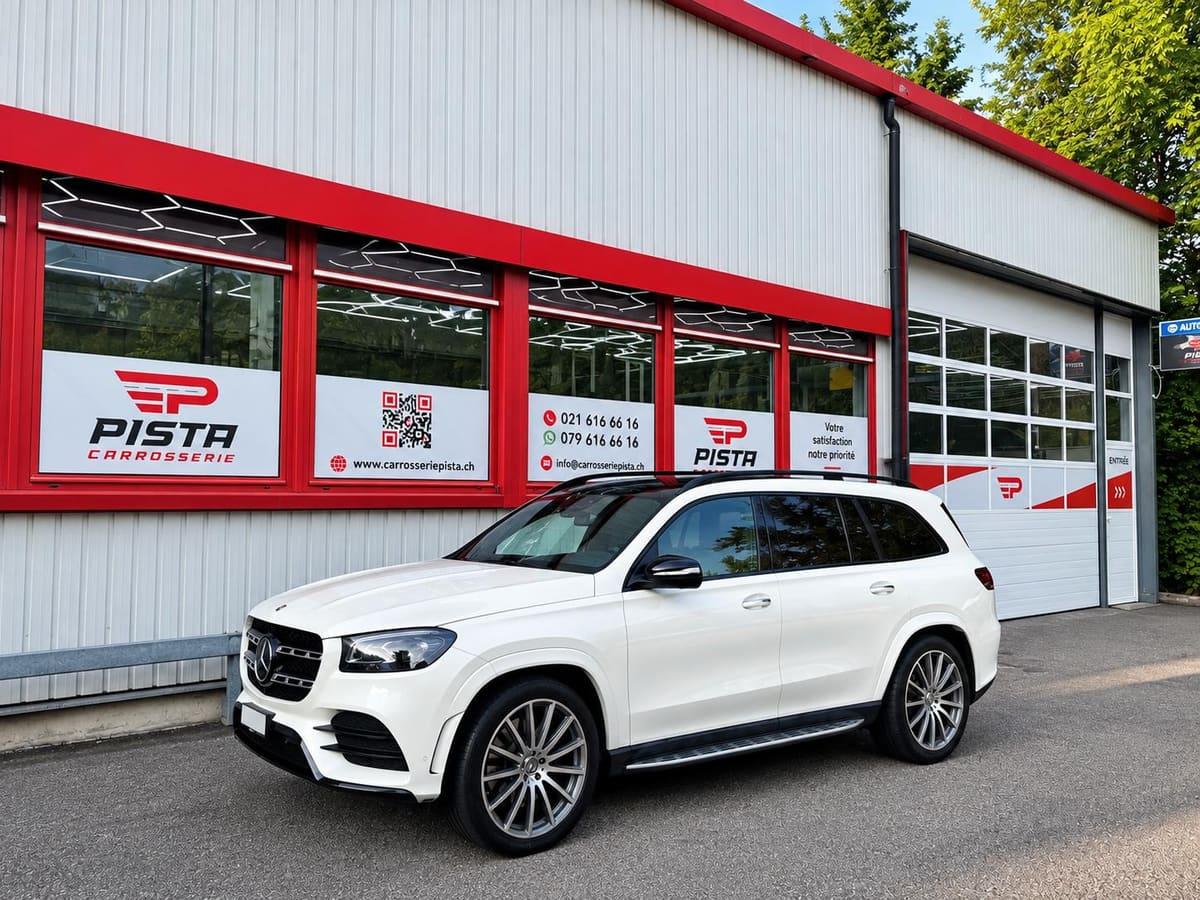 SUV blanc devant l'atelier de Carrosserie Pista à Crissier